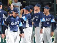 ナインと勝利のタッチを交わす西武・西口文也監督（右端）＝撮影・立川洋一郎