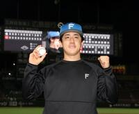 ６勝目を挙げ、ポーズをとる北山（撮影・北村雅宏）