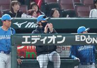広島に勝利し、ベンチで拍手する日本ハム・新庄剛志監督（中央）＝撮影・北村雅宏