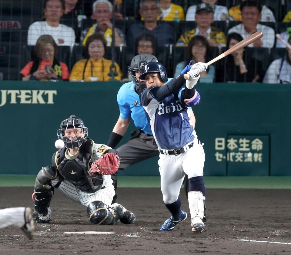 ５回、中前へ先制適時打を放つ桑原（撮影・立川洋一郎）