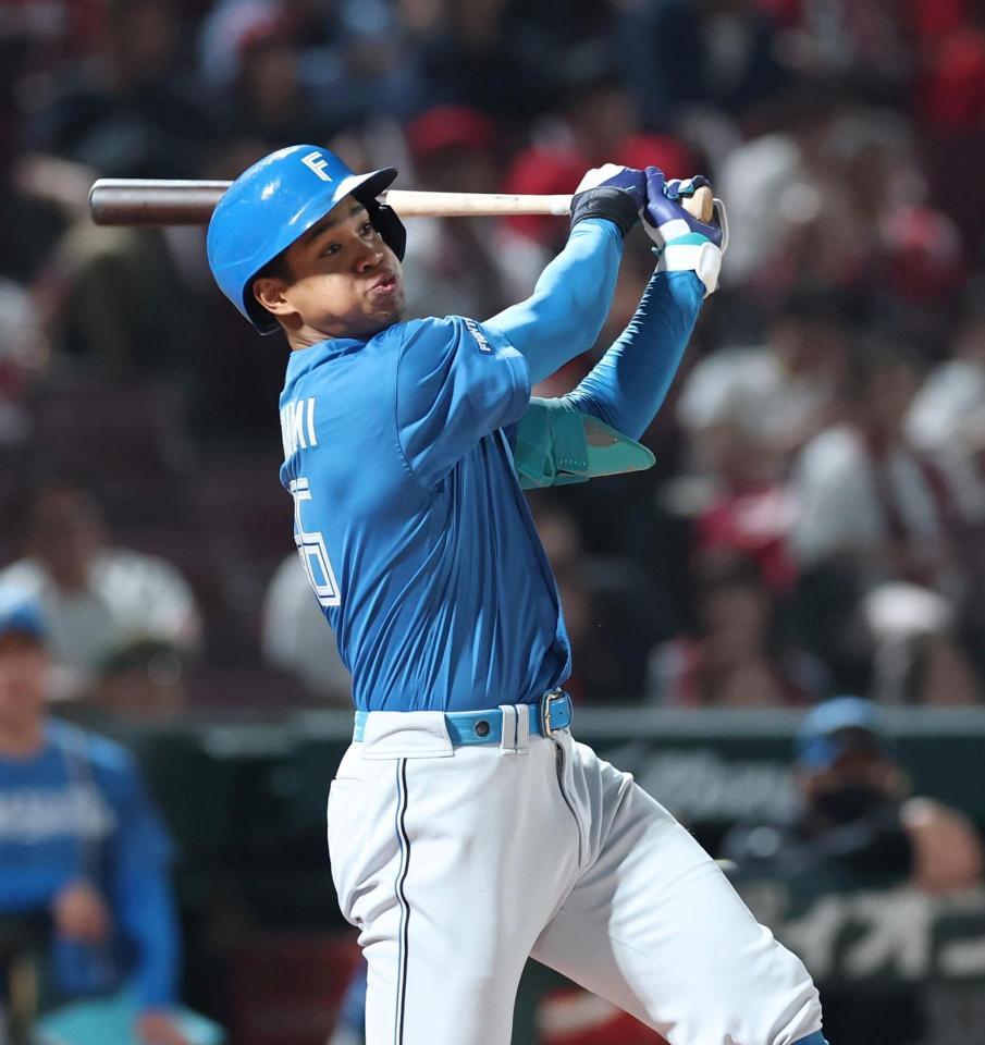 ９回、ソロを放つ万波（撮影・北村雅宏）