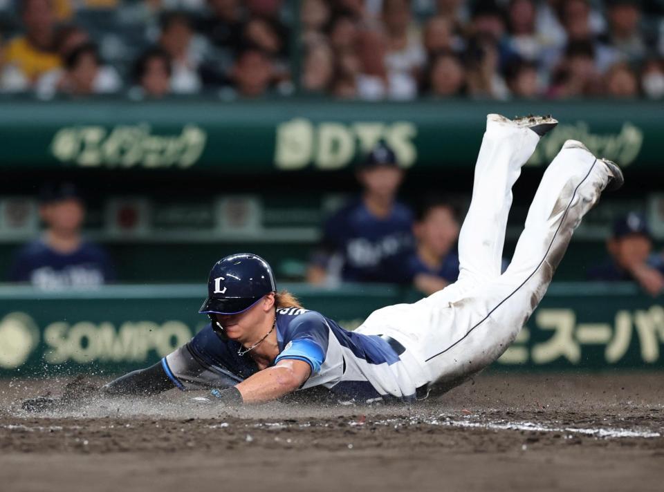 ５回、西川は桑原の中前適時打で生還する（撮影・山口登）