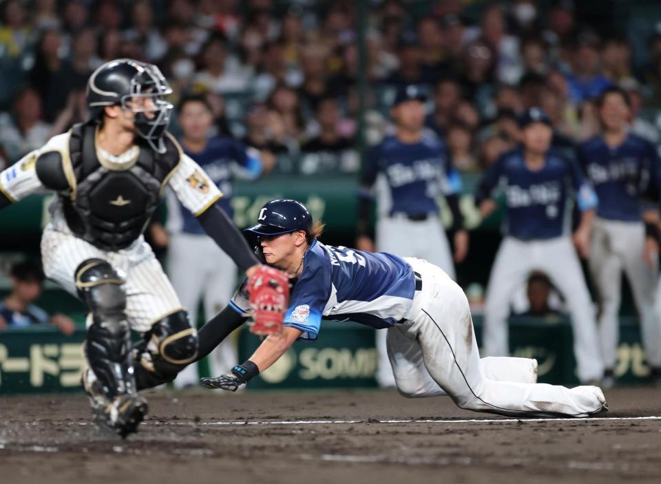 ５回、西川は桑原の中前適時打で生還する（撮影・山口登）