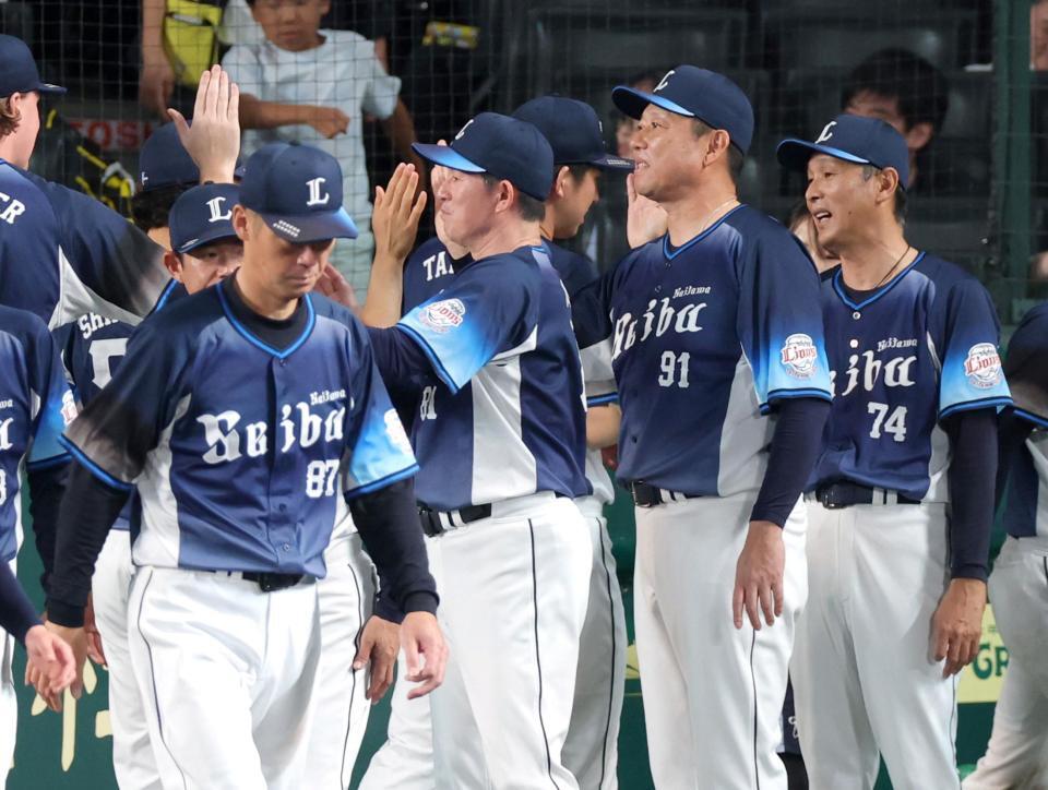 ナインと勝利のタッチを交わす西武・西口文也監督（右端）＝撮影・立川洋一郎