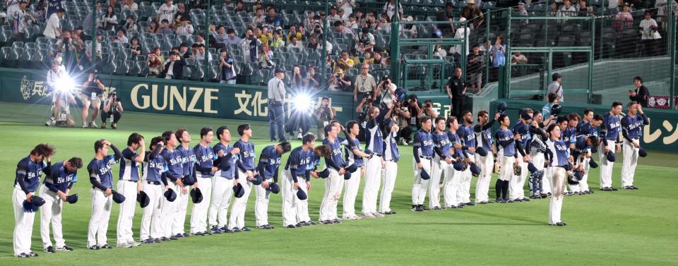 阪神に勝利して交流戦優勝を飾り、スタンドのファンにあいさつする西武ナイン（撮影・立川洋一郎）