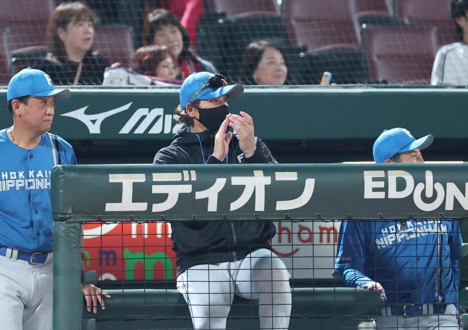 広島に勝利し、ベンチで拍手する日本ハム・新庄剛志監督（中央）＝撮影・北村雅宏