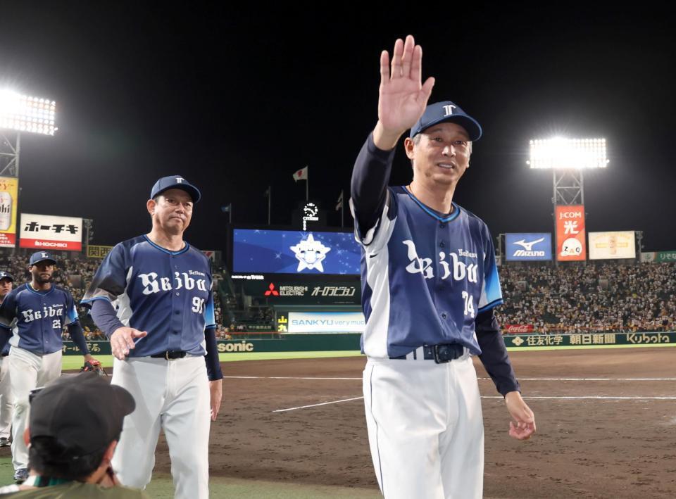 交流戦の優勝を決め、声援に応える西武・西口文也監督＝甲子園（撮影・田中太一）