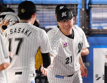 　ロッテ監督時代、佐々木（左）と握手を交わす吉井理人氏＝２４年