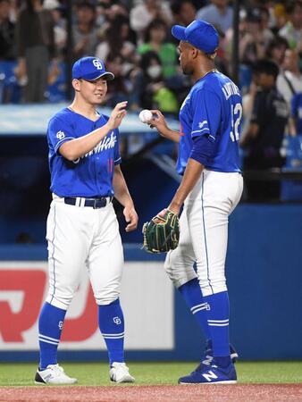 マルティネス（右）からウイニングボールを渡される小笠原＝２０２３年７月