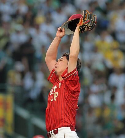 ３回、マウンドで汗をぬぐう前田健（撮影・西田忠信）