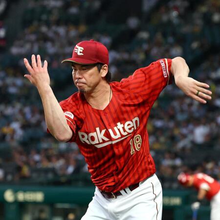 ５回、前田健は登板に向けベンチ前で体操する（撮影・山口登）