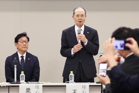 　「野球の未来を考える議員連盟」の臨時総会に参加したプロ野球ソフトバンクの王貞治球団会長（右）と日本ハムの栗山英樹ＣＢＯ＝１７日、東京・永田町