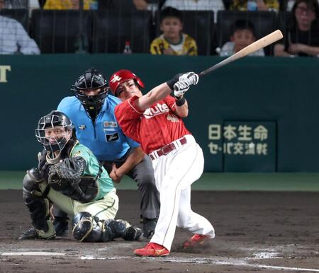 ８回、適時内野安打を放つ平良（撮影・立川洋一郎）