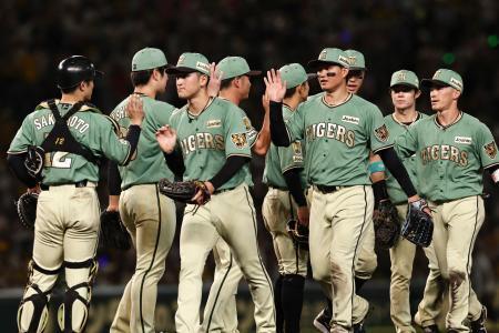 　楽天に勝利し、タッチする阪神ナイン＝甲子園