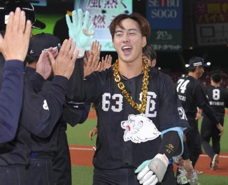 　１０日の広島戦で勝利し、タッチを交わす西武・長谷川＝ベルーナドーム
