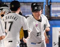 　ロッテ監督時代、佐々木（左）と握手を交わす吉井理人氏＝２４年