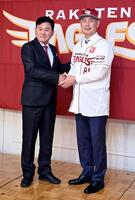 プロ野球楽天の新監督に就任する吉井理人氏（右）と握手する三木谷浩史オーナー