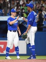 マルティネス（右）からウイニングボールを渡される小笠原＝２０２３年７月