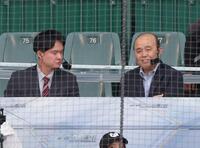放送席に座り試合観戦する岡田彰布オーナー付顧問（右）＝撮影・立川洋一郎