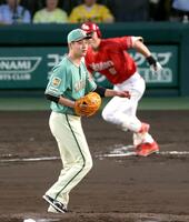 ５回、村林を併殺打に打ち取る大竹（撮影・立川洋一郎）