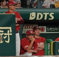 ６回、劣勢に厳しい表情の塩川監督代行（中央）＝撮影・西田忠信