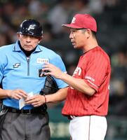 ６回、投手交代を告げる塩川監督代行（撮影・山口登）