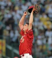 ３回、マウンドで汗をぬぐう前田健（撮影・西田忠信）