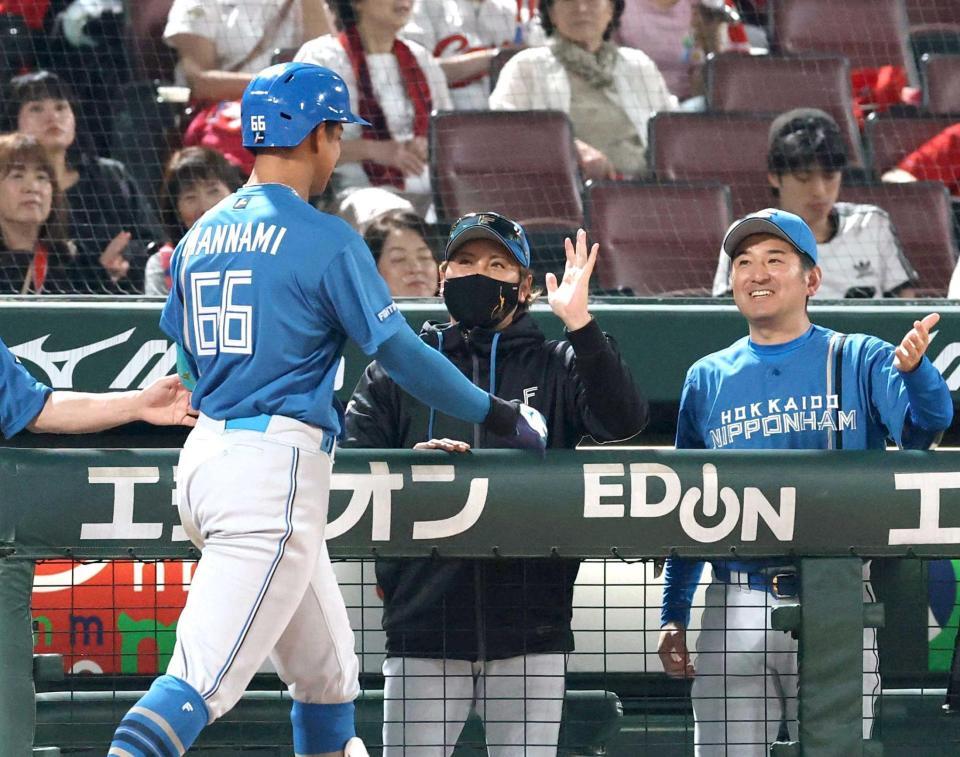 　９回、ソロを放った万波（６６）を迎える新庄監督（中央）＝撮影・北村雅宏