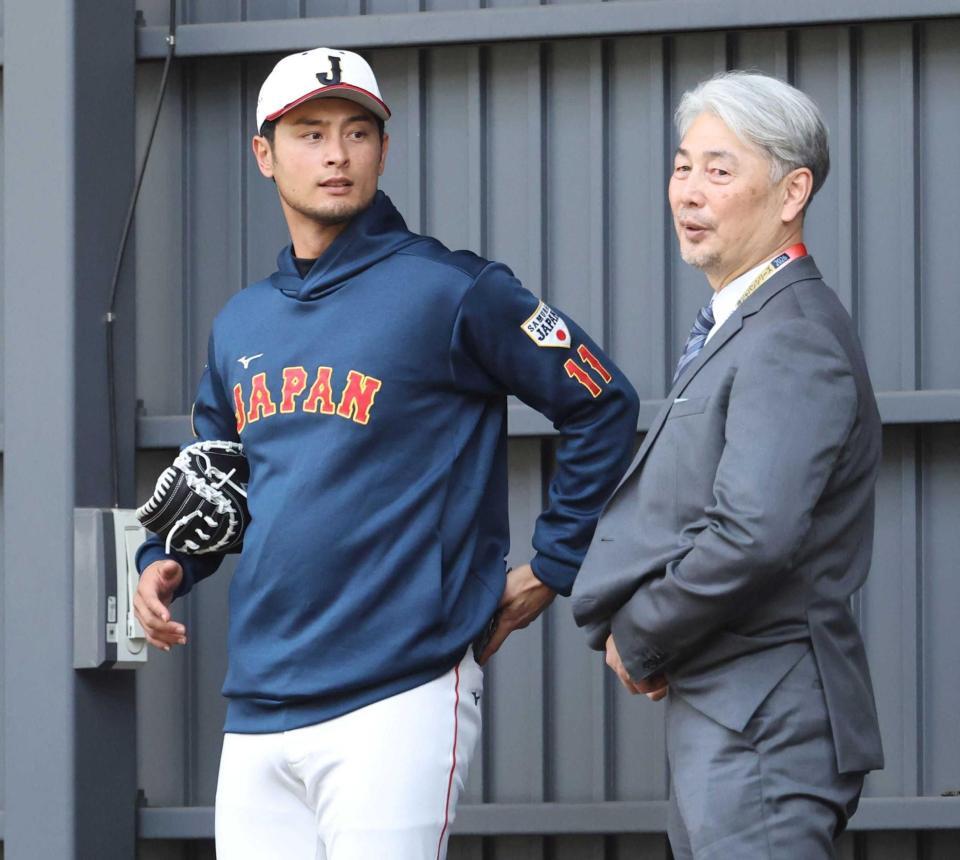 　２月の侍ジャパン宮崎合宿で、ダルビッシュ（左）と言葉を交わす吉井氏