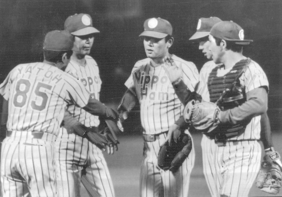 　史上初のセ・パ全球団からセーブをマークし、ナインの祝福を受ける江夏豊（中央）＝１９８１年５月１９日