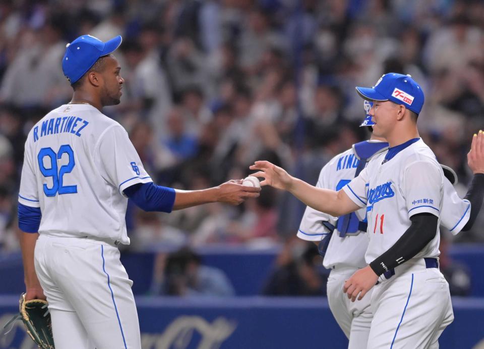 マルティネス（左）からウイニングボールを受け取る小笠原＝２０２３年４月