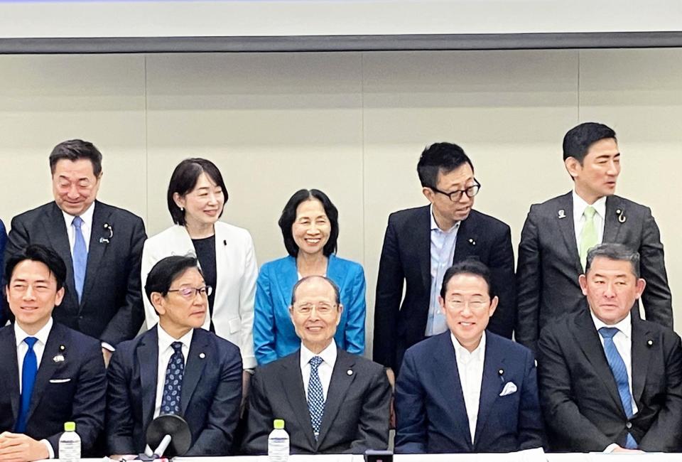 「野球の未来を考える議員連盟」の総会に出席した王貞治会長（前列中央）と栗山英樹氏（前列左から２人目）ら