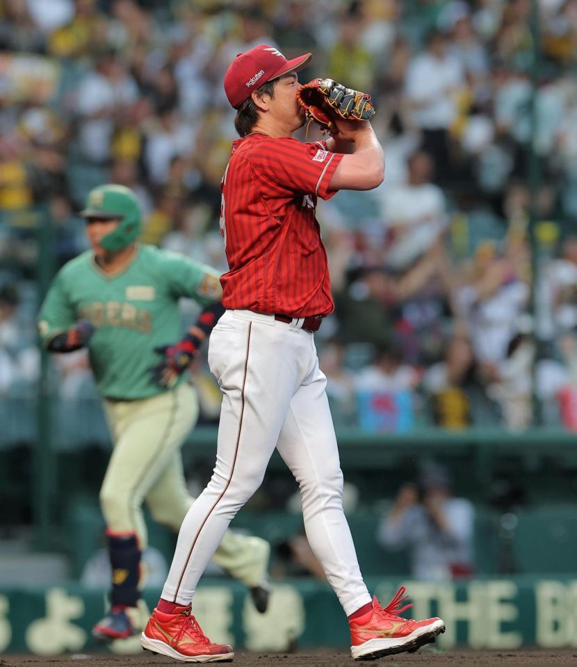 ２回、大山（奥）に先制２ランを浴びた前田健（撮影・西田忠信）