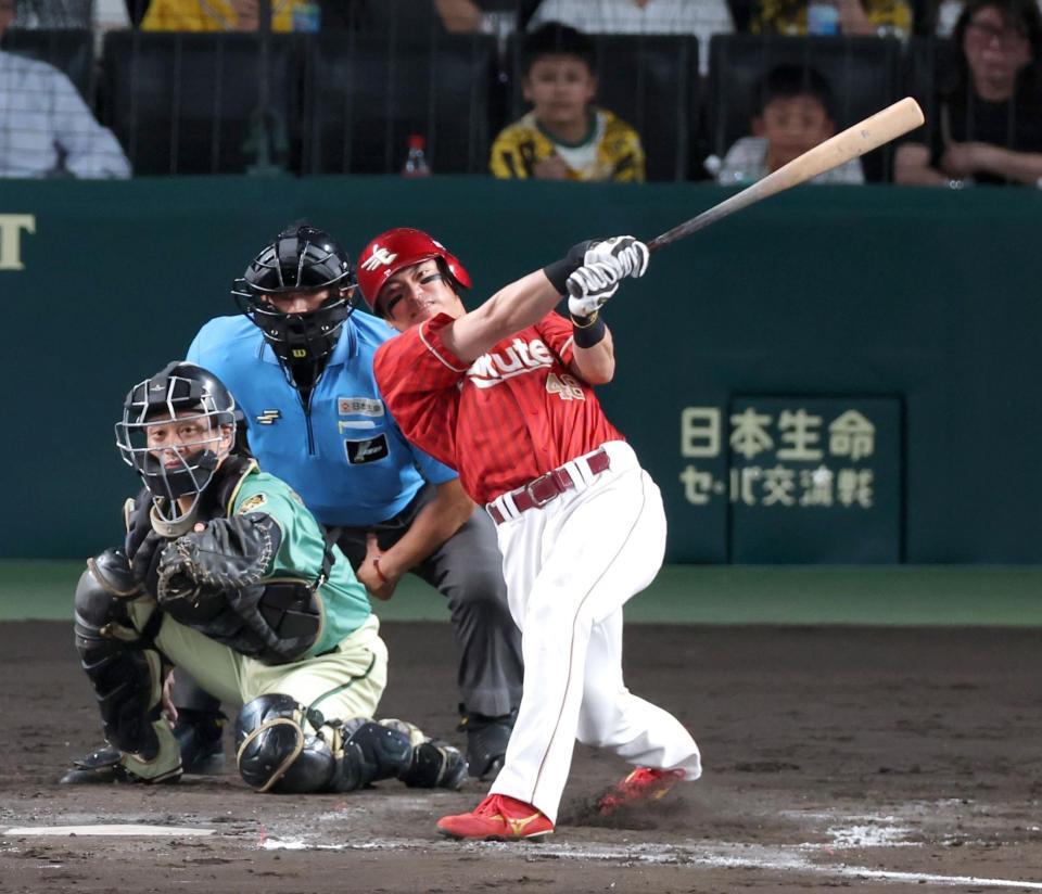 ８回、適時内野安打を放つ平良（撮影・立川洋一郎）