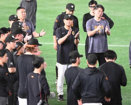 　練習前のミーティングで拍手をする巨人・橋上監督代行（中央）＝撮影・園田高夫