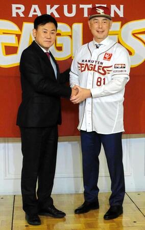 　吉井新監督（右）は三木谷オーナーと握手する