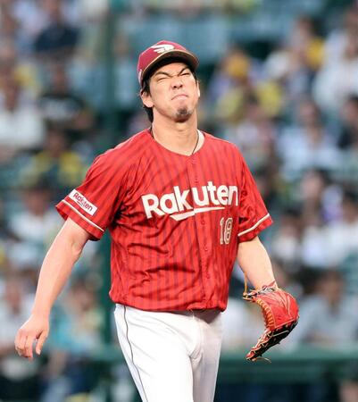 　先制を許した前田健は渋い表情を見せベンチに戻る（撮影・山口登）