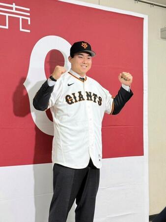 入団会見に臨んだ小笠原