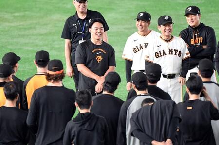 ナインにあいさつする小笠原（中央）＝撮影・佐藤厚