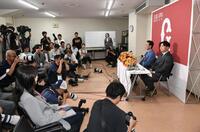 入団会見を行った小笠原（右）＝撮影・佐藤厚