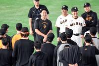 ナインにあいさつする小笠原（中央）＝撮影・佐藤厚