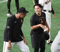 マルティネス（左）と談笑する小笠原（撮影・佐藤厚）