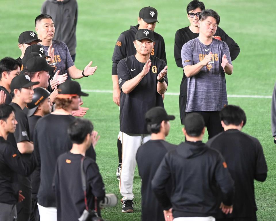 　練習前のミーティングで拍手をする巨人・橋上監督代行（中央）＝撮影・園田高夫