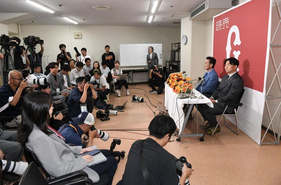 入団会見を行った小笠原（右）＝撮影・佐藤厚