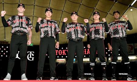 　特別ユニホームを着用する選手たち
