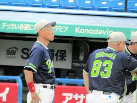 全体練習で選手の動きを見守る池山監督