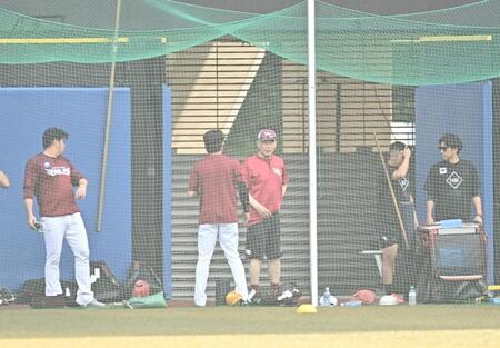 試合前、外野で前田健（中央左）と言葉を交わす吉井監督（撮影・開出牧）