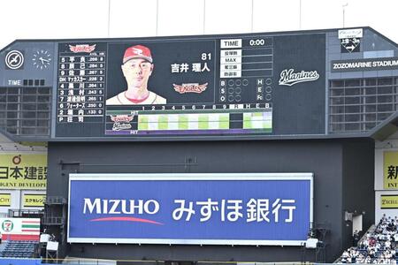 試合前のスタメン発表の最後に吉井監督がアナウンスされ、スタンドが沸いた（撮影・開出牧）