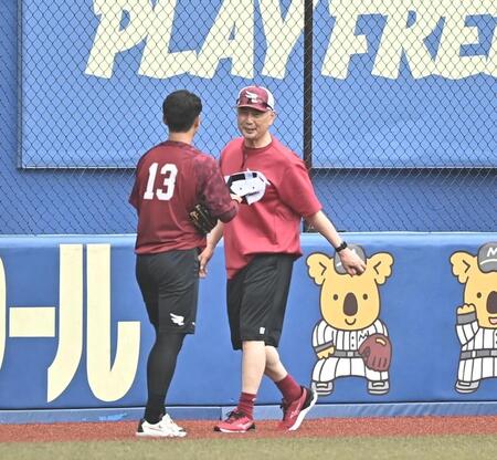 試合前、外野で練習を行う藤原（左）ら投手陣に声をかける吉井監督（撮影・開出牧）