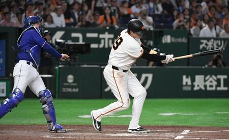 ７回、ダルベックは空振り三振。石伊捕手（左）の二塁送球を妨害したとして守備妨害。一走・松本もアウトとなる（撮影・佐藤厚）
